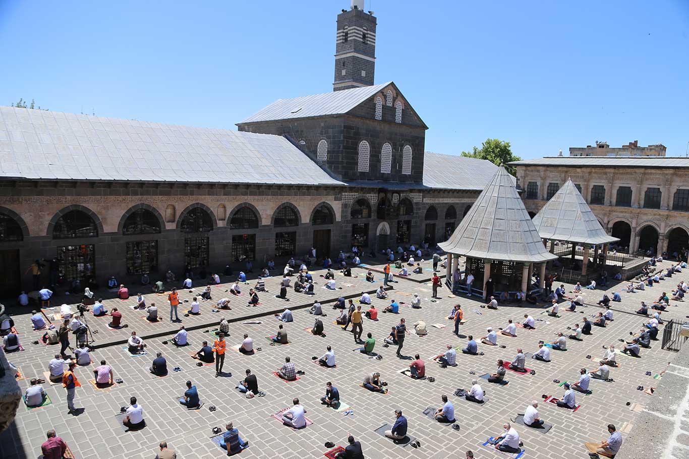 Muslims collectively performs Friday prayer after two months in Turkey